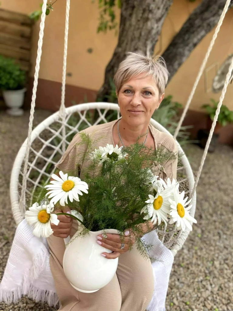 Anna Profile image 4