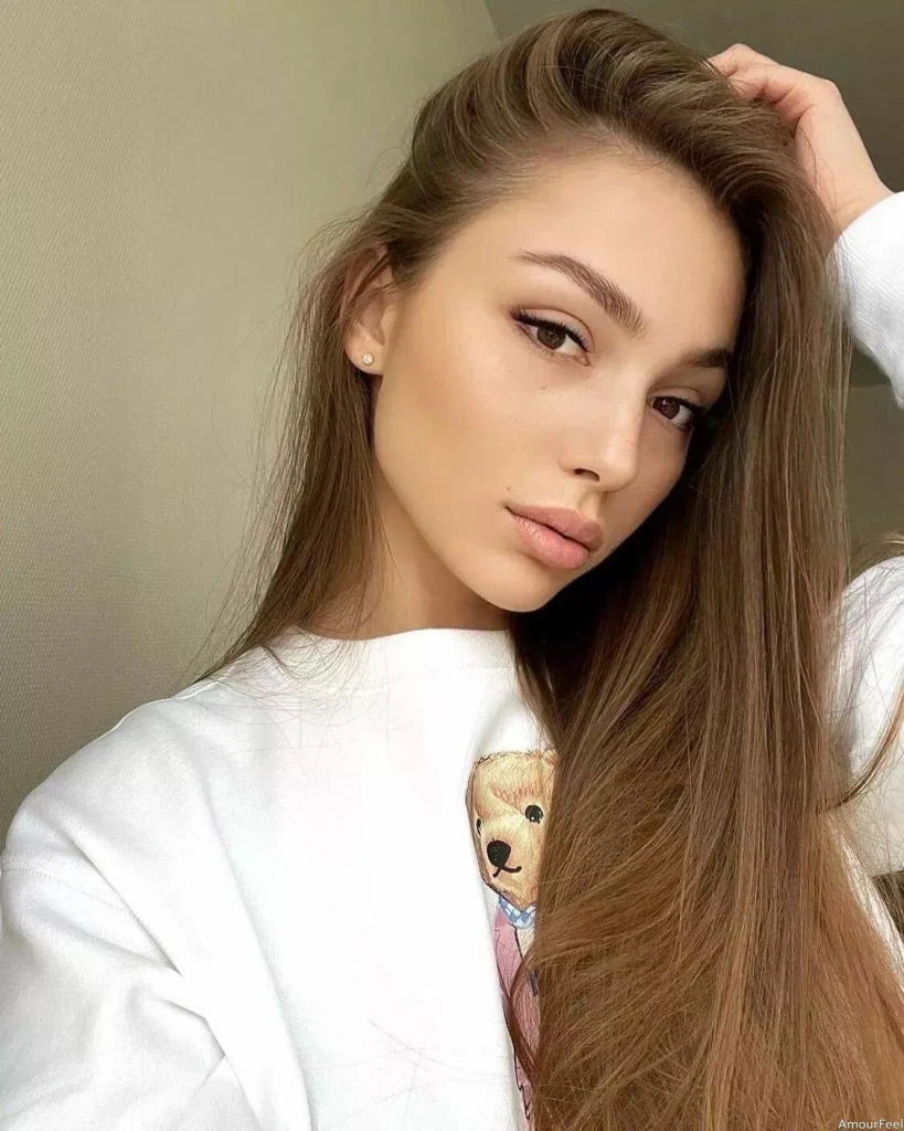 Elvira Profile image 1