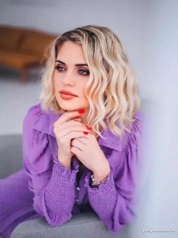 Elena Profile image 3