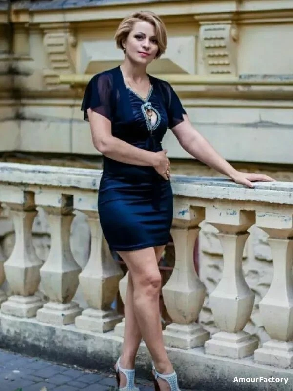 Elena Profile image 2