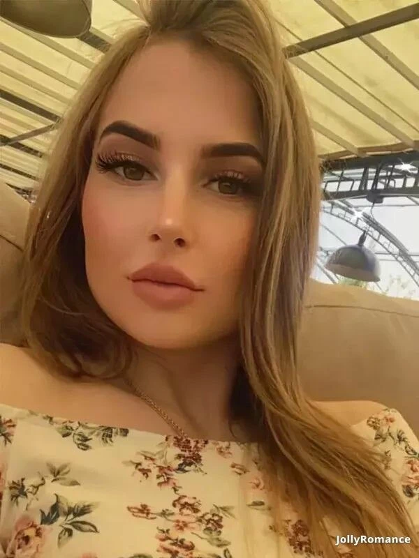 Elena Profile image 4