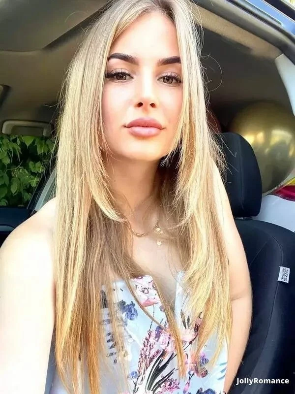 Elena Profile image 3